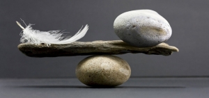 Balanza equilibrada con piedra y pluma