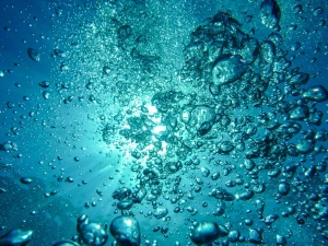 Burbujas de aire bajo el agua