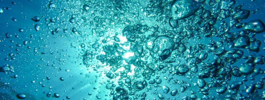 Burbujas de aire bajo el agua