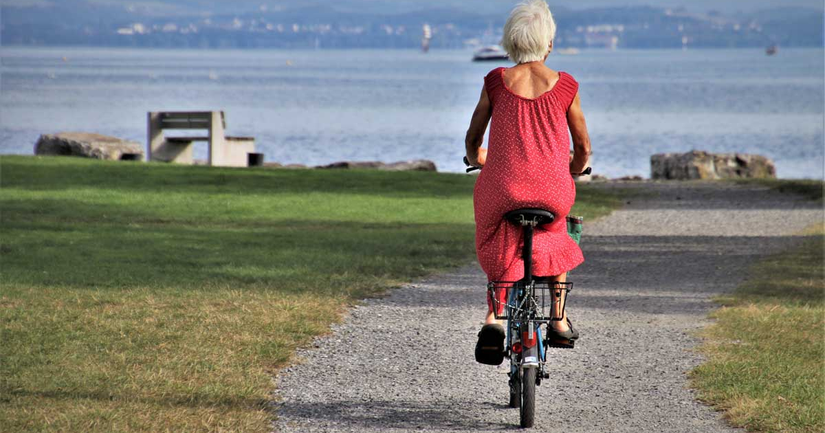 Mujer mayor en bicicleta