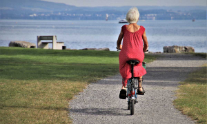 Mujer mayor en bicicleta